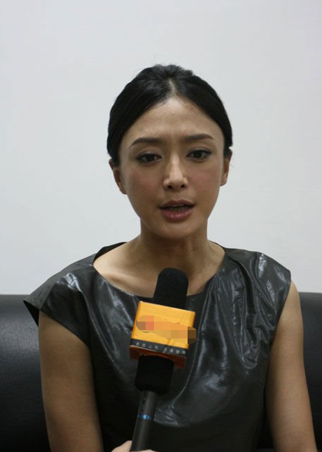 42岁秦岚近况曝光双腿坑洼滤镜都挡不住网友终究还是老了