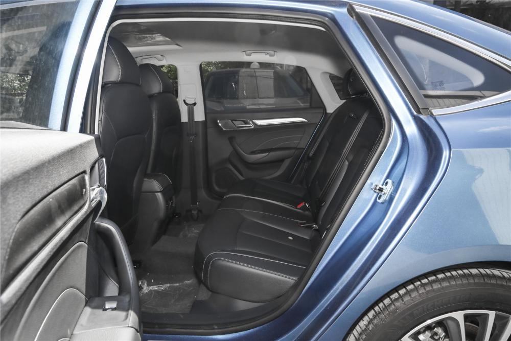 体验荣威i6空间大油耗低接近合资品质价格亲民适合家用