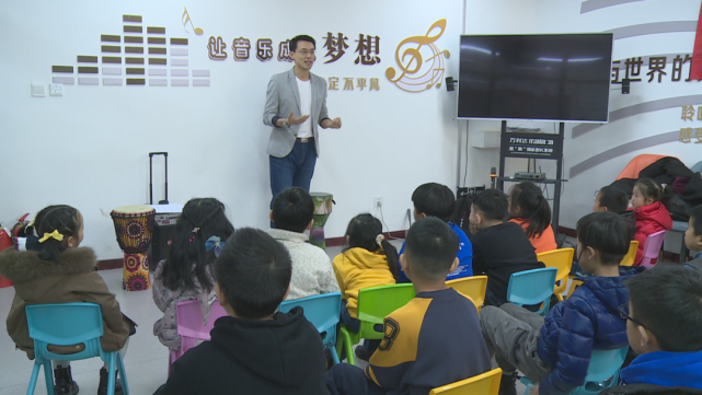 点亮微心愿温暖一座城主持人张川客串老师朗诵有一手