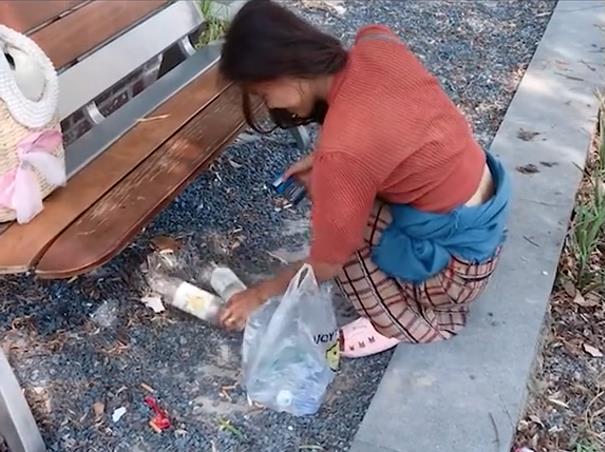 "遇见这位流浪女孩,默默地给他递上一些食物或者旧衣物就足够了.