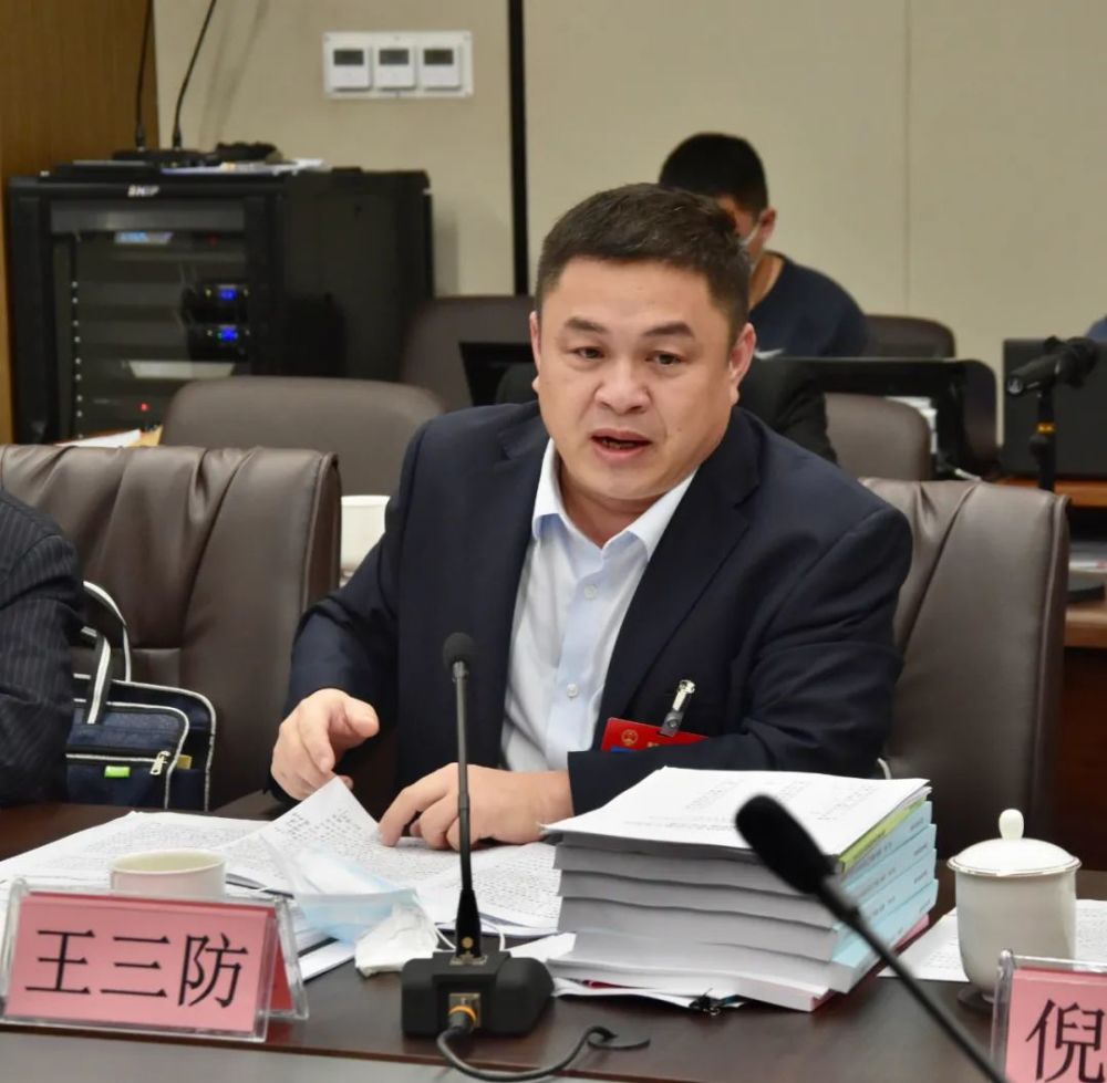 钟业昌代表说,冯飞省长所作的政府工作报告鼓舞信心,鼓舞干劲,过去