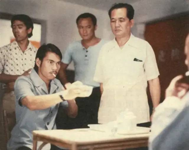 《成记茶楼》,这部乱糟糟的电影里集合了香港非常多的社会问题,比如