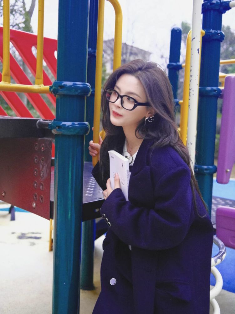 杨超越随拍戴黑框眼镜手捧书文艺学姐气质