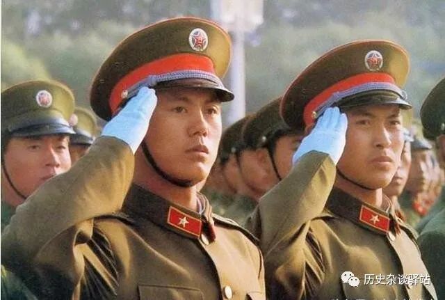 特别是1984年大阅兵时,当时全军尚未全面换发85式军服,但当时在阅兵场
