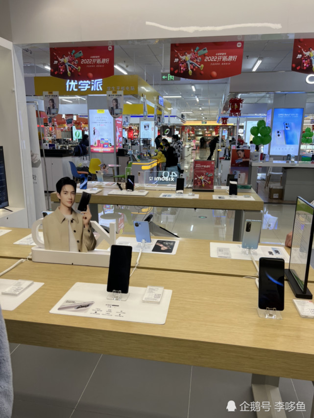 4,和几个店员聊了聊,大家用的基本上都是小米手机,但是小米11居多,且