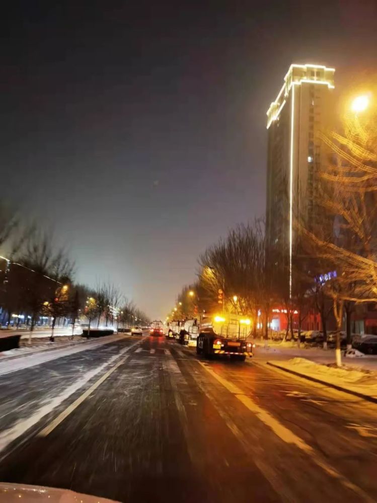 以雪为令 雪夜无眠 石河子连夜清雪除冰_腾讯新闻