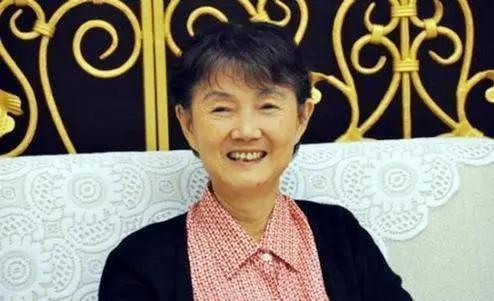 叶选廉的女儿叶晶晶从小就喜欢音乐,15岁的时候加入了校合唱团.