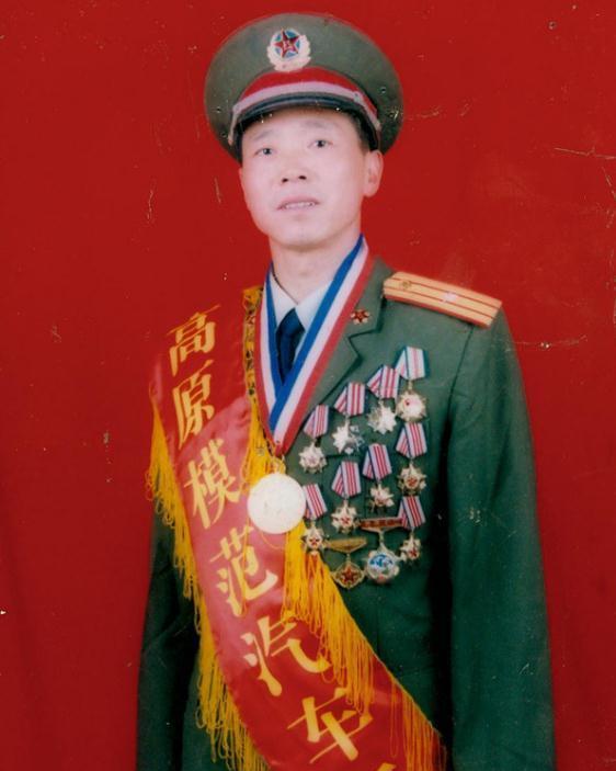 还记得跪在亡妻坟前的张良善吗?如今他已成为一名将军_腾讯新闻