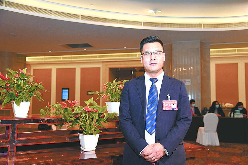 藏族自治州格尔木市乌图美仁乡俄日腾村党支部书记,村委会主任刘启发