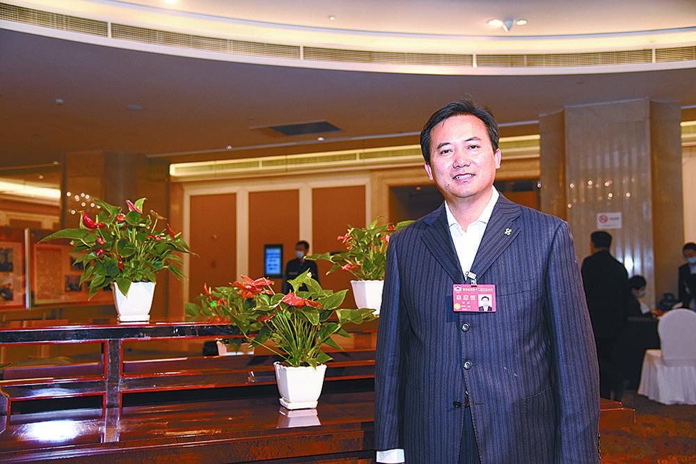 藏族自治州格尔木市乌图美仁乡俄日腾村党支部书记,村委会主任刘启发