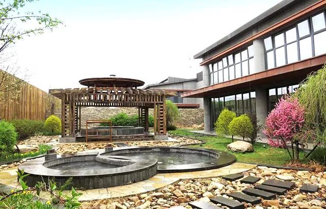 鸿舍行馆位于望儿山景区旁,是一家集客房,餐饮,温泉,娱乐,庭院别墅于