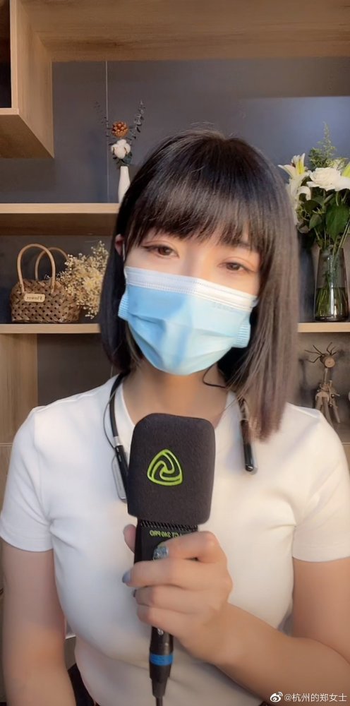 杭州郑女士吐舌头引热议带货人气不足百人打擦边球获好评