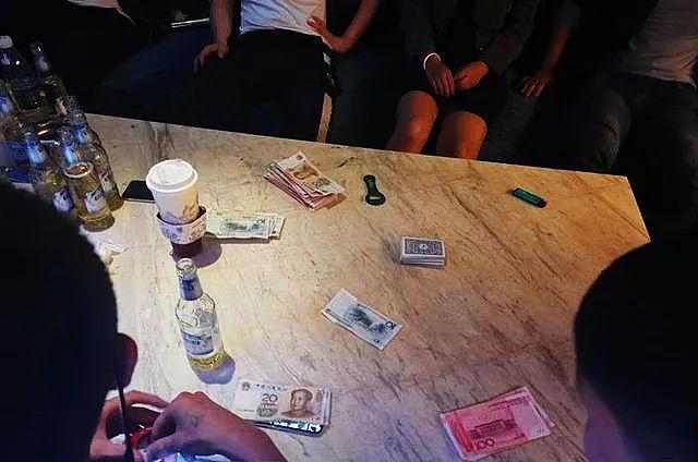 自作孽包厢内四人斗牛牛一人被坑惨三人被抓