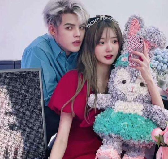 套路璐酒吧嗨玩被偶遇,偷拍和自拍长一样,网友:为啥