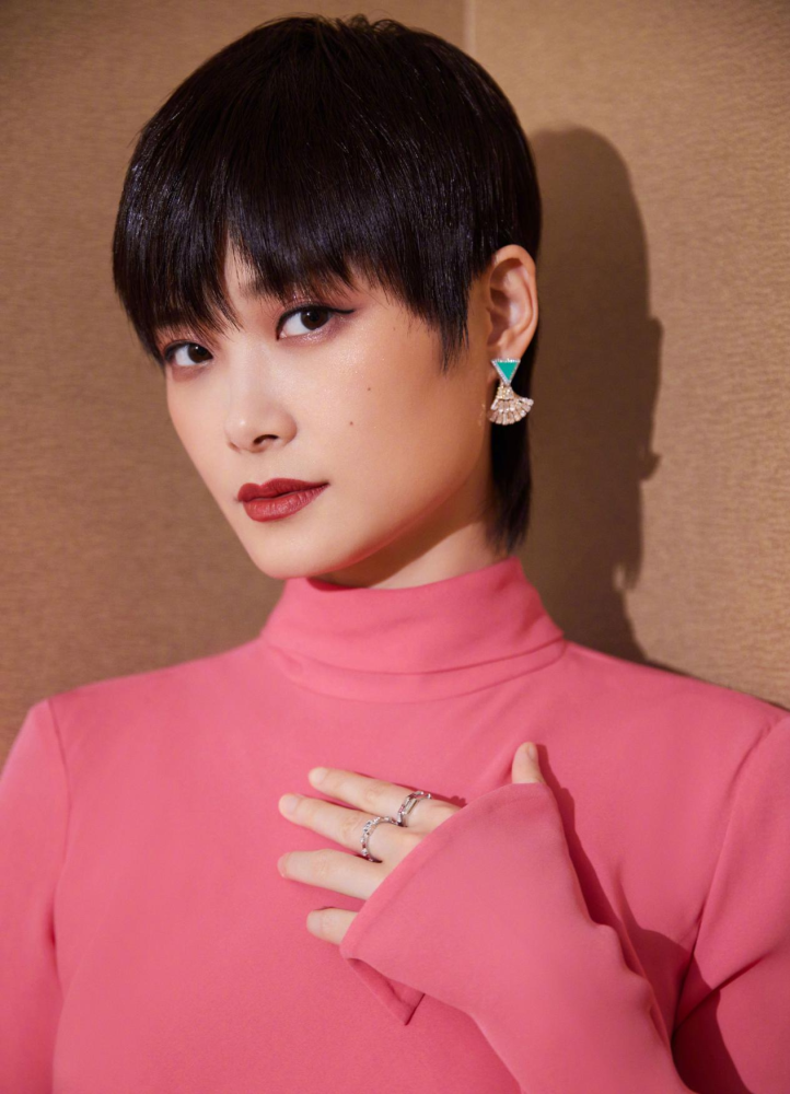 李宇春演绎时尚穿搭拼接撞色的粉色裙配短发隐藏不住的少女心