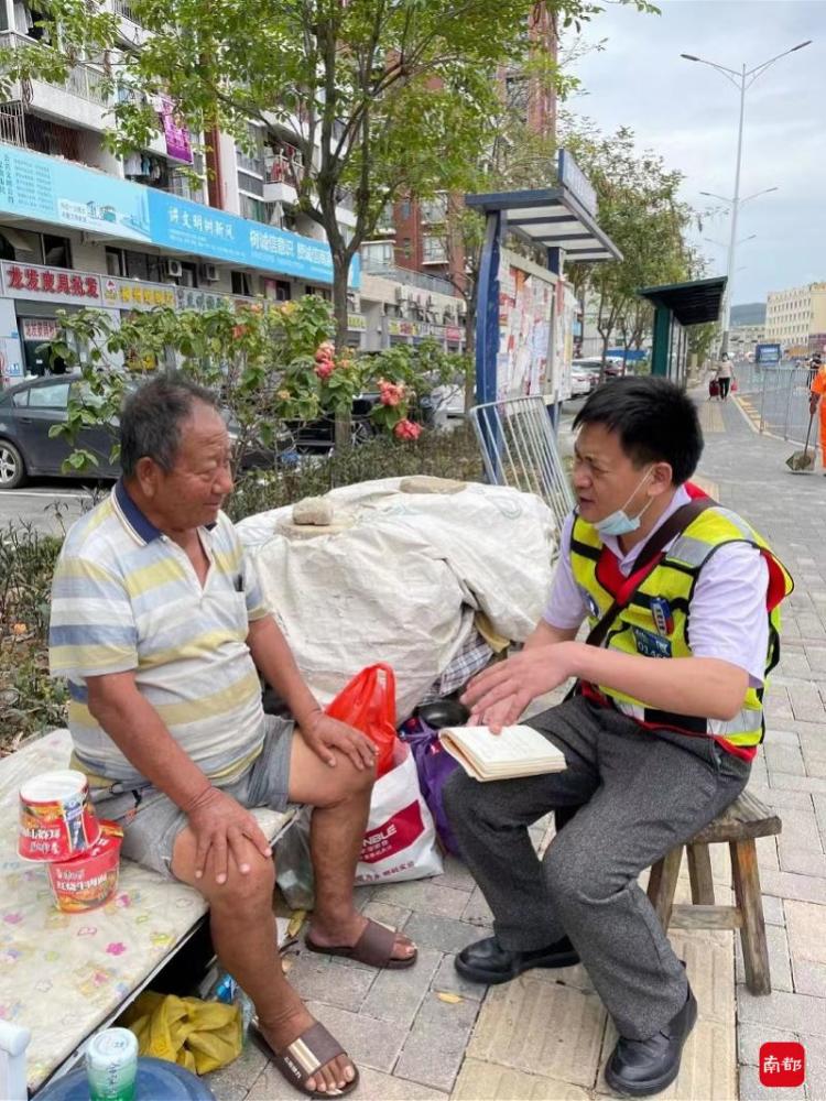 流浪街头的破产董事长已被儿子接回