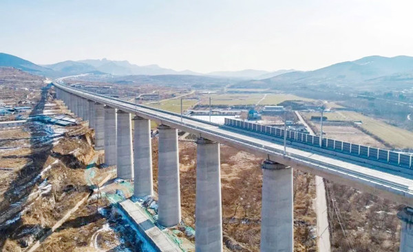 济莱高铁今年建成,全线24座隧道全部贯通