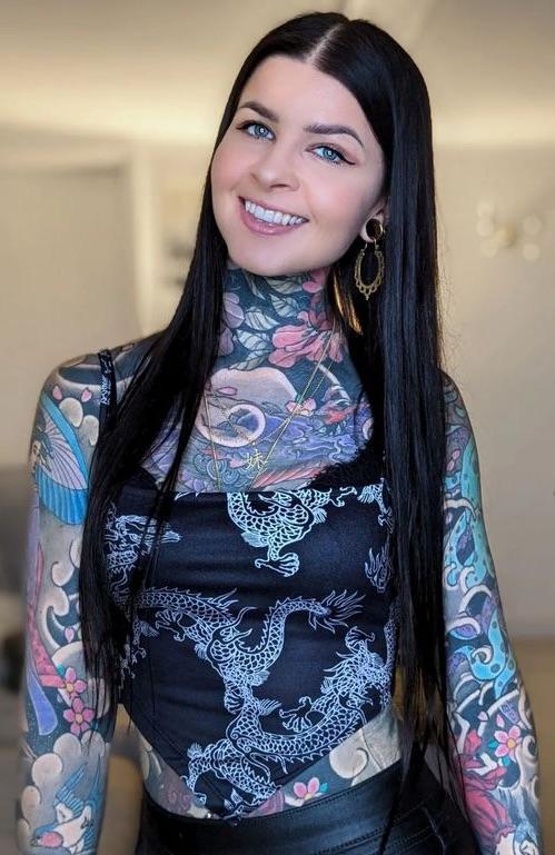 英国美女理发师痴迷于纹身10年花20万为嘴唇看起来丰满也做纹身