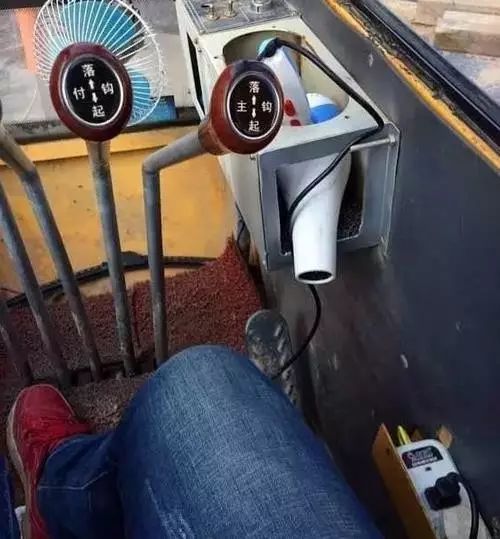天冷了吊车司机取暖方式出其不意