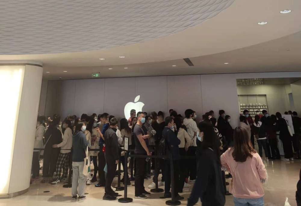 苹果iPhone门店销售排长队，富士康重奖9500元招工