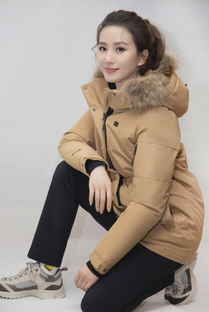 又被刘诗诗的穿搭实力圈粉了穿格纹大衣走机场时髦又高级