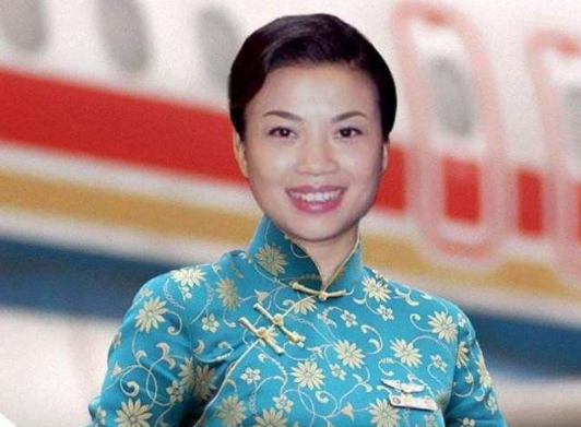 53岁歌唱家张也央视表演穿花旗袍身材丰腴裙子太长被搀扶下台