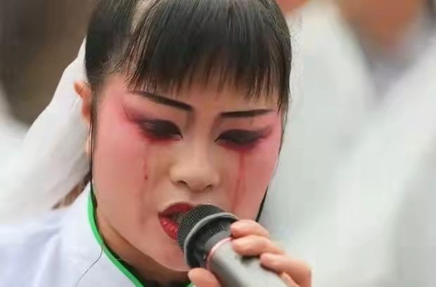 河南哭灵女子一年哭70多场磕头上万次亲朋聚会很少被邀请