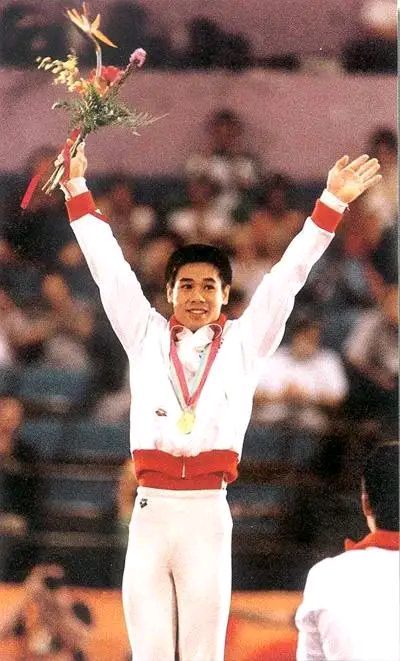 "体操王子"李宁:拿下冠军,迎娶美丽师姐,走上人生巅峰