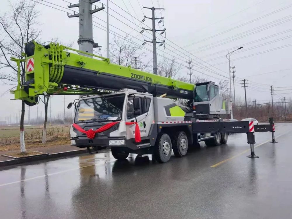 信賴中聯吊車公司第三臺純正50噸全伸臂45米自重416噸2噸副配重