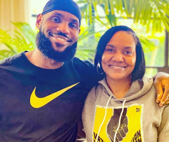 爱无止境詹姆斯送越野车为母亲庆生意义大于整个世界