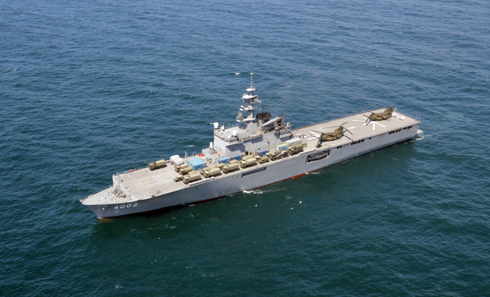 日本14000吨级袖珍航母前往汤加2架舰载机待遇惨一路风吹雨打