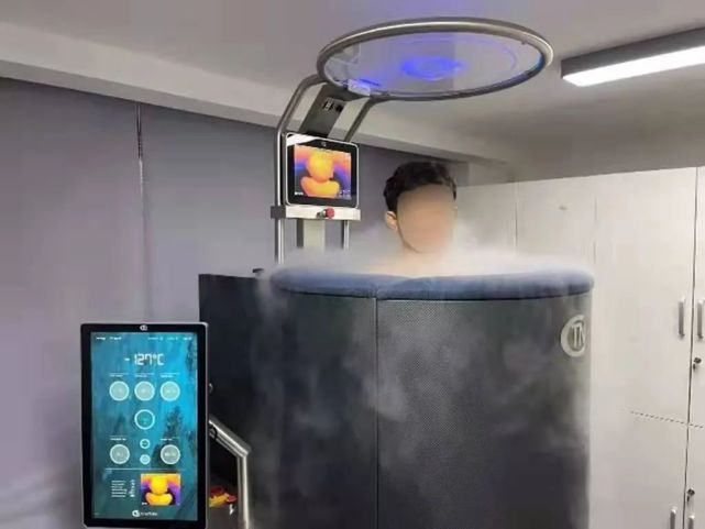 运动员正在接受超低温冷疗除了超低温冷疗外,漂浮舱也是帮助运动员