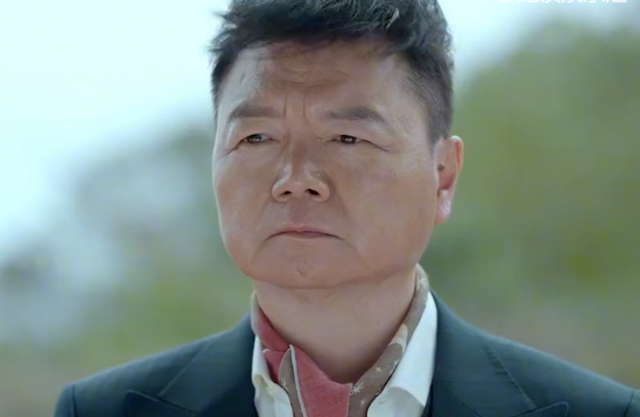 为此,程峰和小强在各种场所打探胡威,在一个酒吧碰见了他,程峰正准备