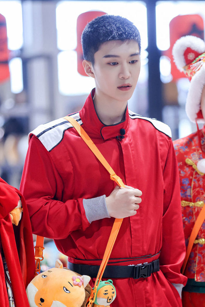 范丞丞青春环游记3录制花絮红色赛车服阳光帅气