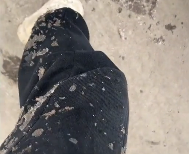 车或者是行人的时候不要把速度开得太快,否则一定会溅路人一身的泥巴