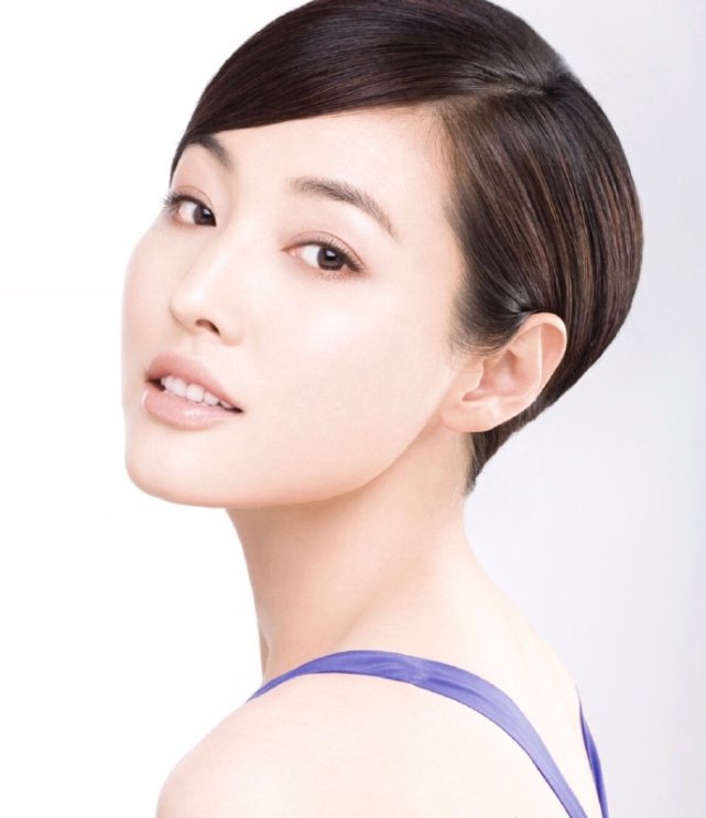 张延张延是著名演员,主持人,舞者,先后主演了《粉红女郎》《浪漫的事