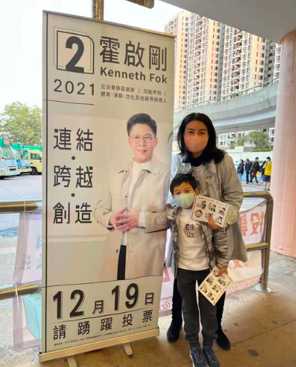 郭晶晶带儿子坐地铁,霍中曦自己站角落,还配合朱玲玲儿媳玩自拍