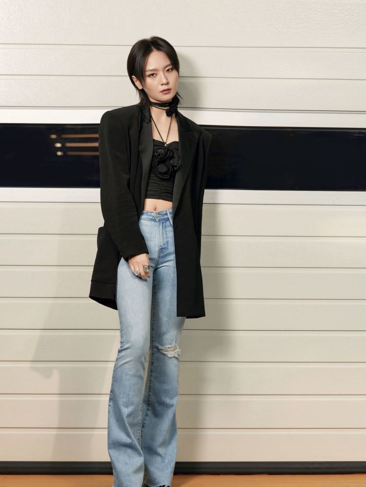 周笔畅穿黑色西装,选oversize设计,更有型_腾讯新闻