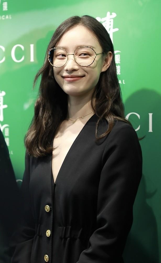 戴上眼镜的倪妮真奇怪,感觉变文艺了,却少了那种独特的东方美感