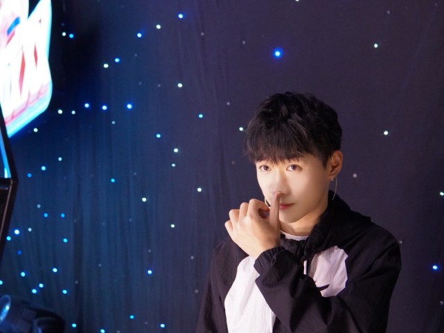 不求人晚玉最新合照曝光,光子亲自在游戏内宣传,明示一项新年活动