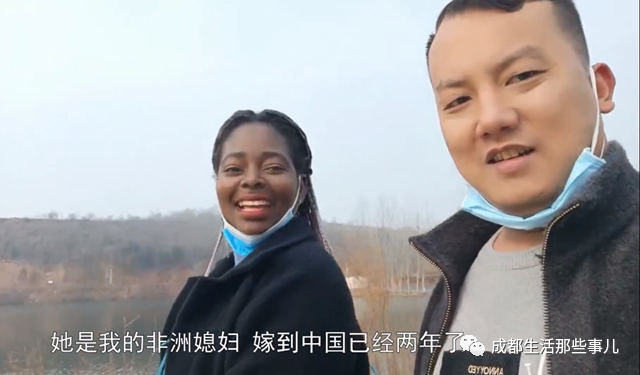 河南小伙去非洲娶回黑人老婆,说中文会开挖掘机,没花一分钱彩礼