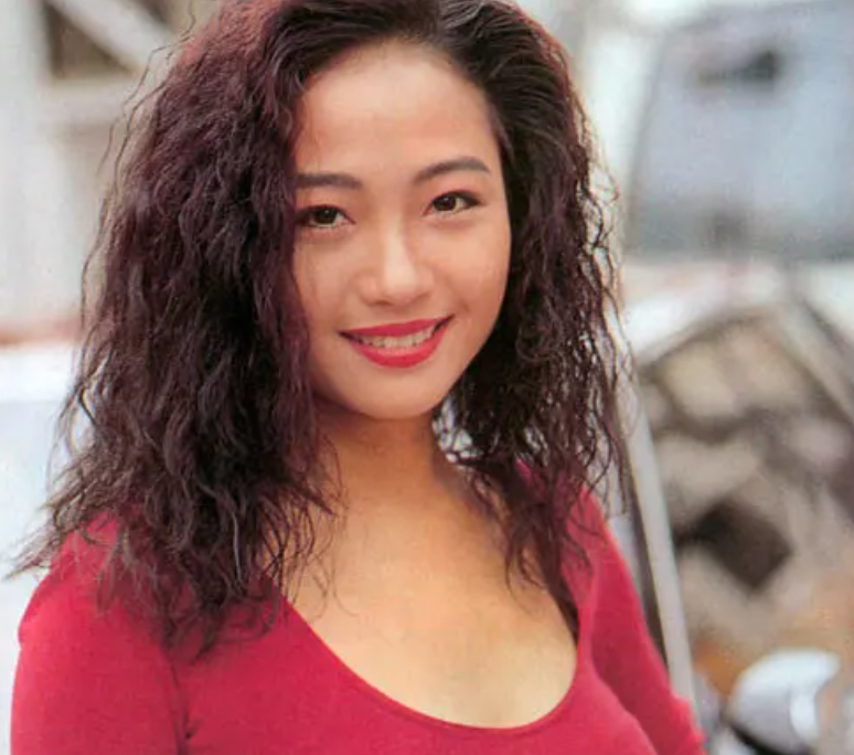 56岁女星已单身8年自曝不乏20多岁的追求者但没人能令她感动