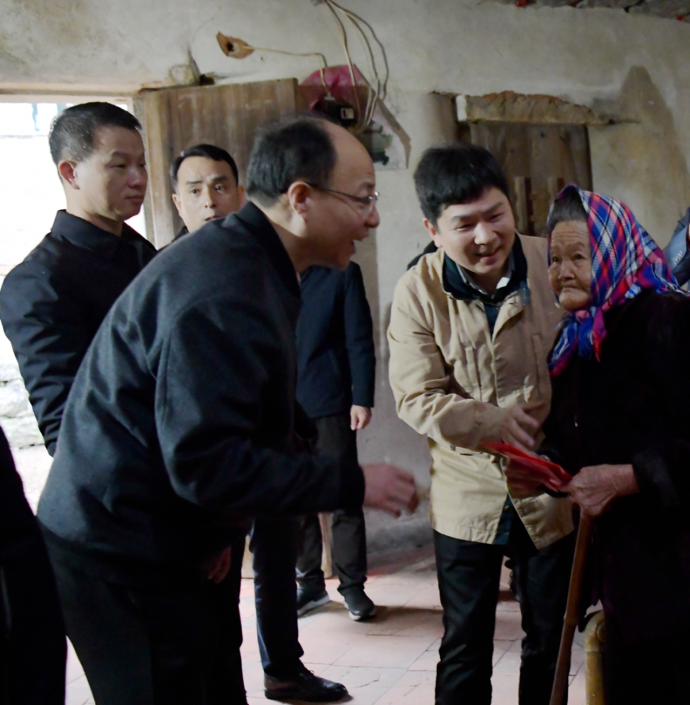 市领导施宇辉走访慰问烈士遗属王宽记者 | 温仪 陈伟炼编辑 | 苏剑