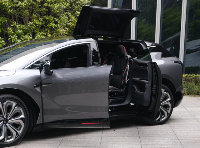 国产suv天花板配鸥翼门对开门内置3块液晶屏续航550km