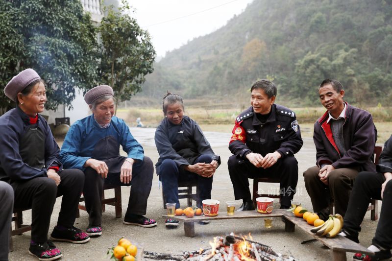 每當李軍進村,都會把他拉到家裡喝茶吃飯,走時在他的袋子塞上水果