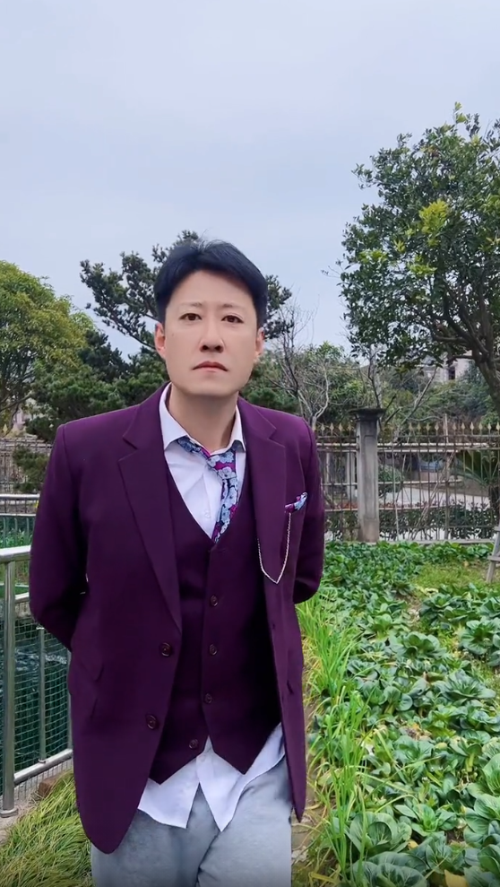 46岁于震菜园里跳舞手拿两把青菜左右摇摆张嘴搞怪喜感十足