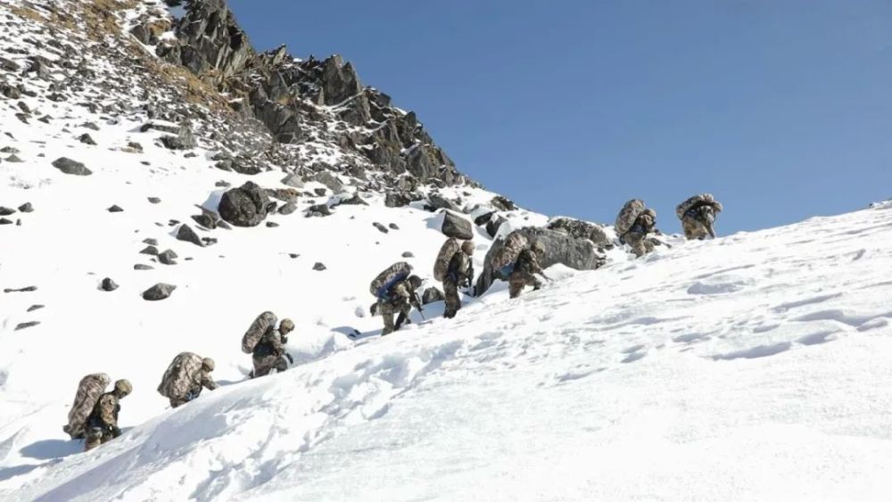 走基層雪山峽谷邊防軍人用雙腳丈量祖國疆土