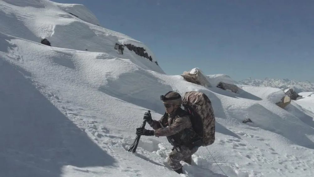 走基層雪山峽谷邊防軍人用雙腳丈量祖國疆土