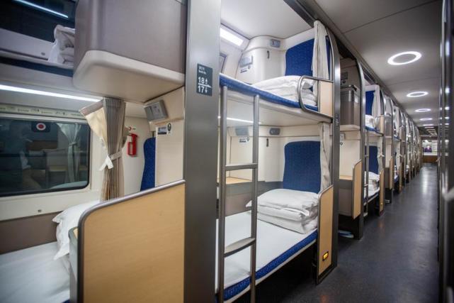 一人一铺一单间双层卧铺动车亮相深圳北站