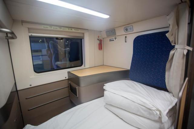 一人一铺一单间双层卧铺动车亮相深圳北站